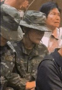 杜特尔特被押送军警痛哭





菲律宾这是要变天了吗？杜特尔特被押送海牙，现场