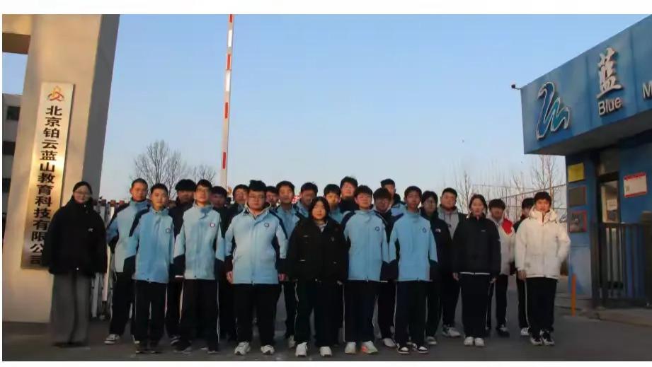 体验安全技能 夯实成长根基——密云区职业学校开展“沉浸式安全体验”社会实践活动