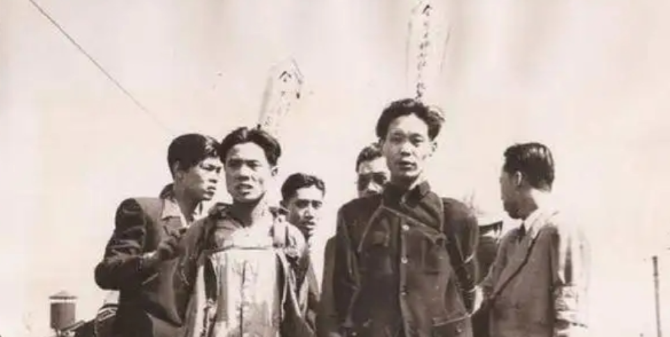 1947年，共产党员陈斌即将被敌人处决，他突然看到人群中有三个熟悉的身影，立马大