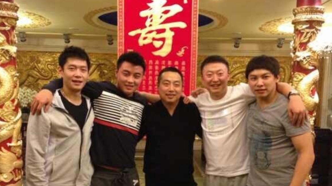 珍贵的中国男乒五龙合影：邱贻可最突出，王皓一细节暴露“人品”