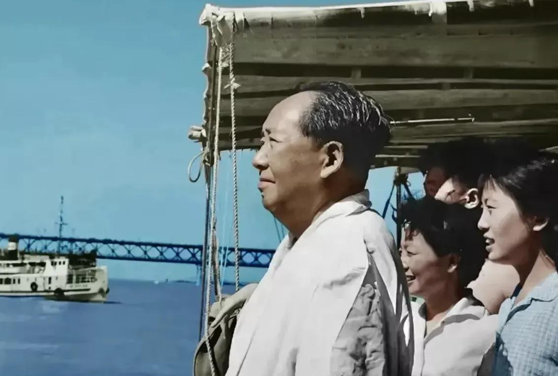 1966年7月16号，毛主席在船上观看游泳健儿，与工作人员一起，合影留念，永恒的