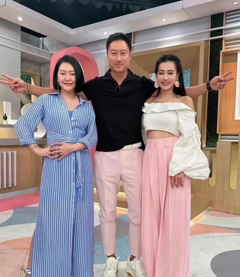 4月9日，王思佳老公真实身份，疑似是王思聪妈妈的司机，没想到真有关联！
王思佳发