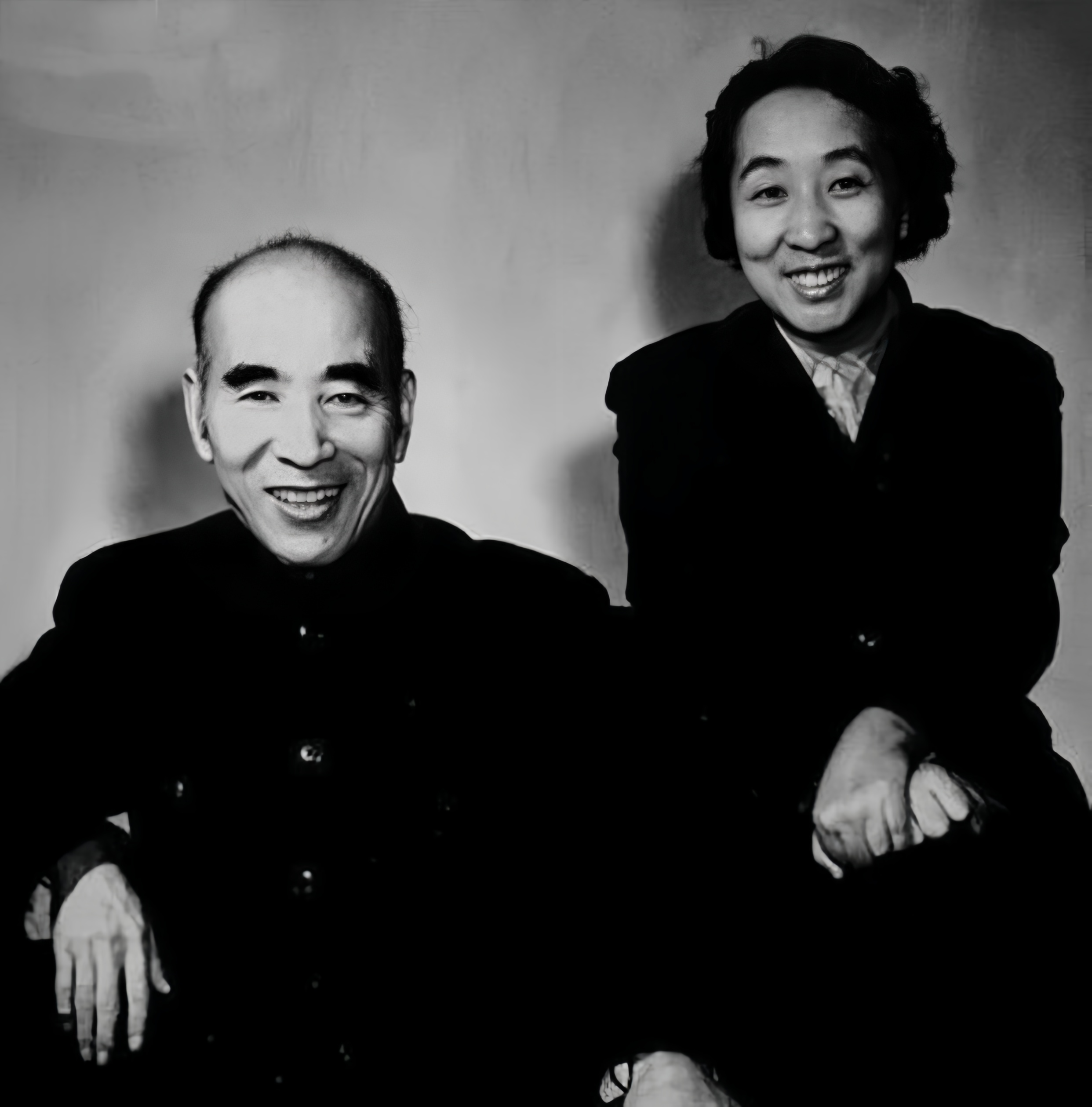 伉俪情深，越长越像的一对夫妻。