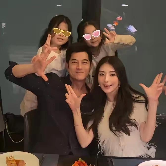 郭富城这回应够含蓄的！被记者追问方媛是否怀三胎时，他笑着打太极：
