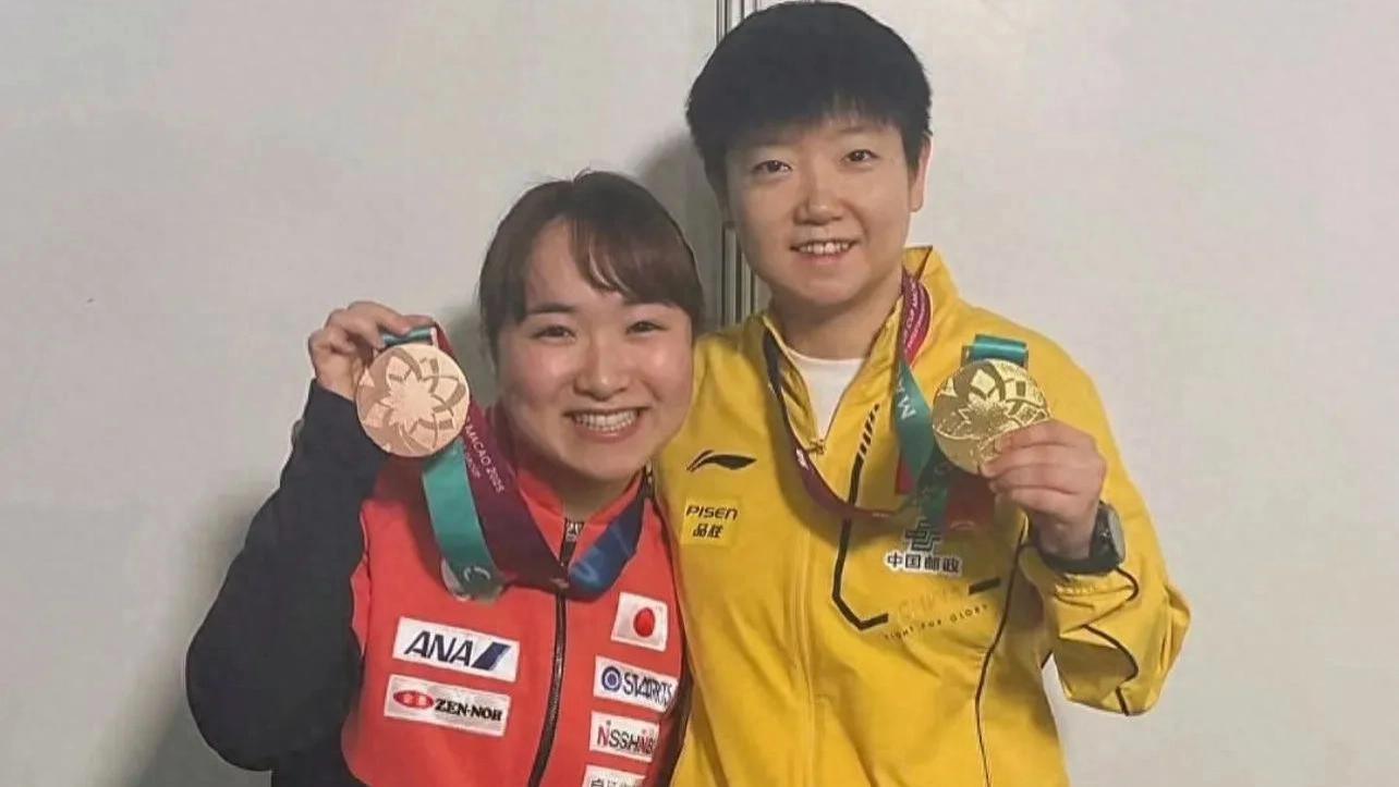 伊藤美诚与孙颖莎拍照好和谐