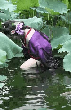 她这是在干嘛