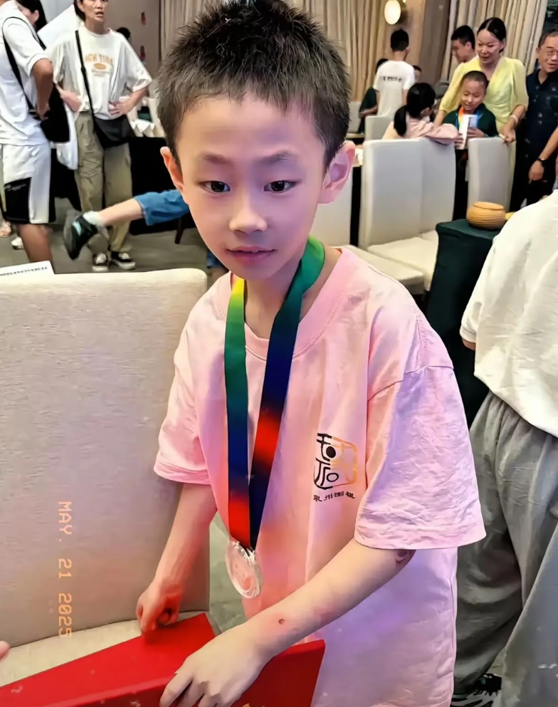 这个叫朱宏鑫的小朋友实在是太亏了
围棋这东西早就大势已去了
我家娃四五岁的时候也
