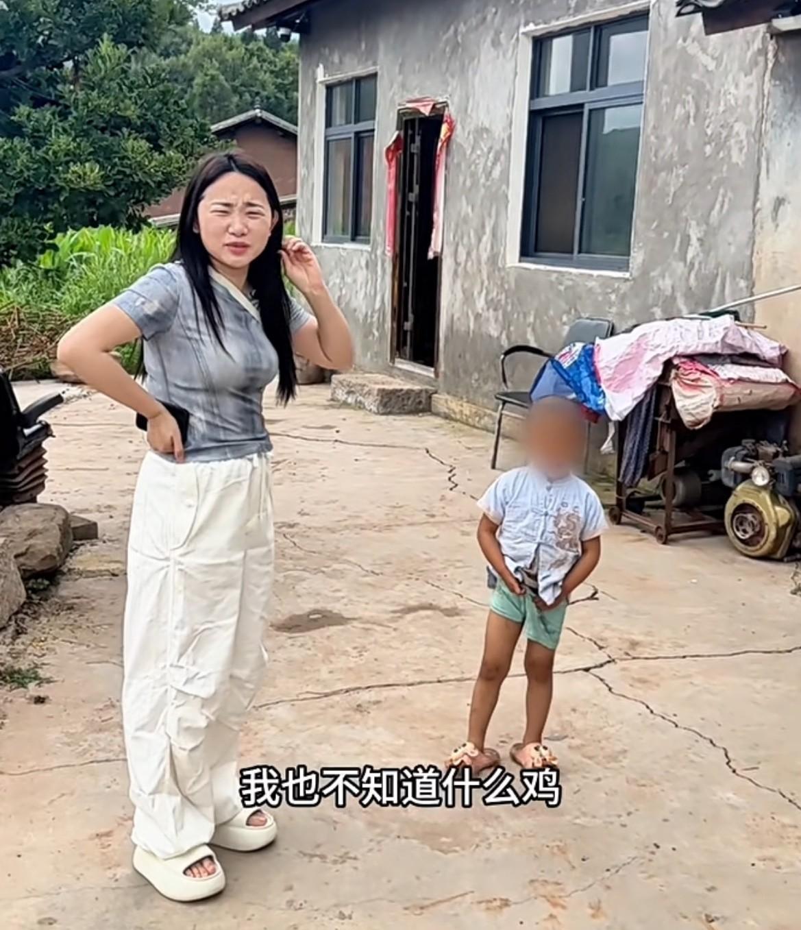 在云南的山村里，亚慧的穿搭宛如一缕恰到好处的阳光，于青瓦土墙之间勾勒出亮眼的弧线