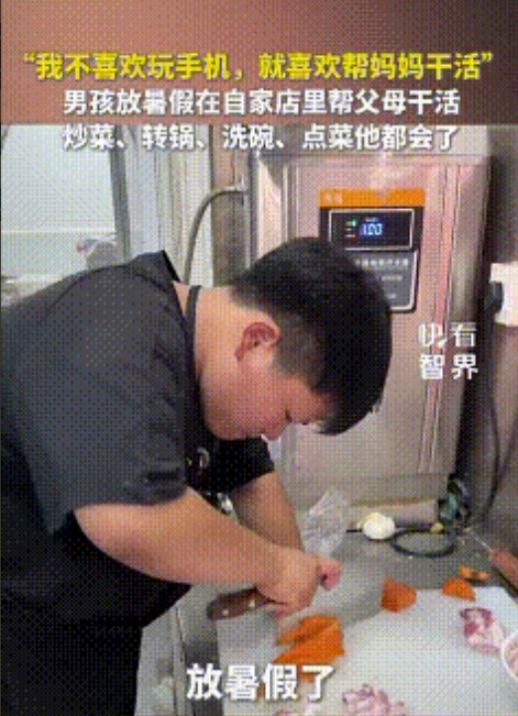 劳动最光荣，这话从一位初中生口中说出！“我不喜欢玩手机，也不喜欢看电视。我就乐意