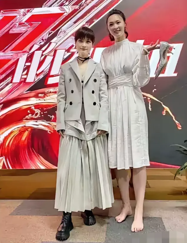 惠若琪 身高192cm，与明星合影时，她谦虚低调，主动脱下鞋子、赤足同框，但依旧