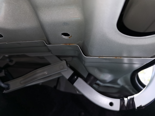 20款帝豪后备箱生锈
同个位置，两边都生锈