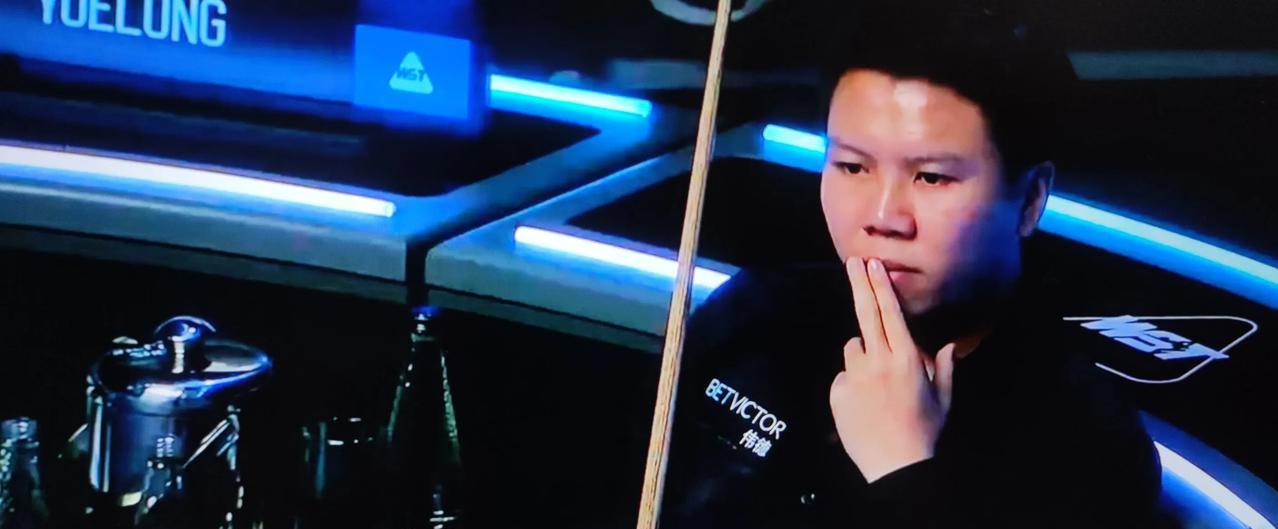 斯诺克英格兰公开赛，17局9胜制，第一阶段周跃龙2:6落后，第二阶段他追到了8: