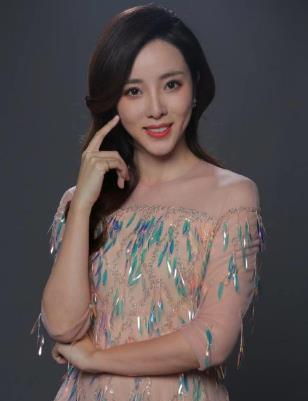 #李思思全脱稿主持出口成章# 前央视的当家主持人李思思在W盛典主持中，其1分30