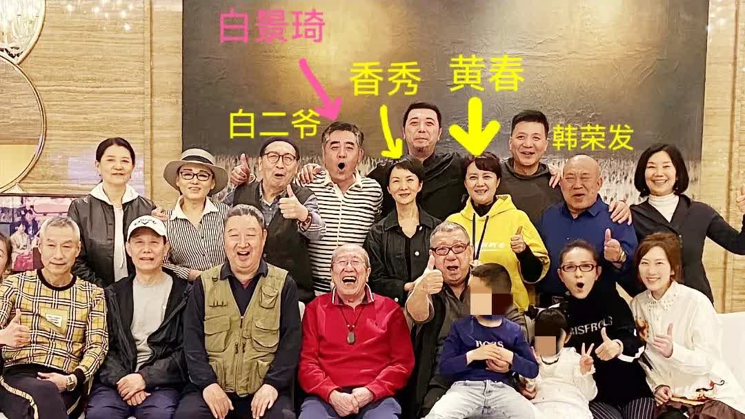 《大宅门》导演郭宝昌儿子在清明节发出几张照片，用以纪念他的父亲郭宝昌，这应该是四