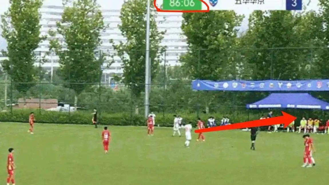 中国足球又闹笑话? 中冠球员被换下4分钟后再登场! 违规或被判负