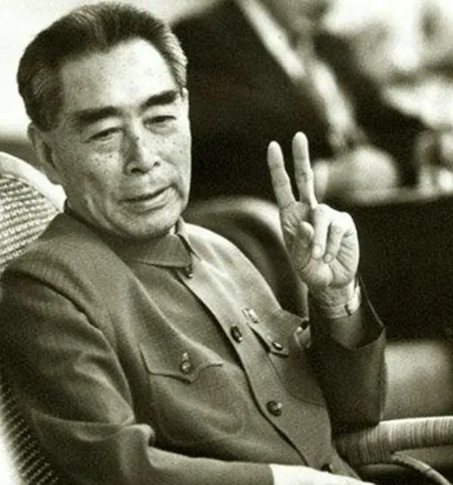1971年，一个外宾参加国宴时，顺手拿走了国宝九龙杯，工作人员不知如何是好。周总
