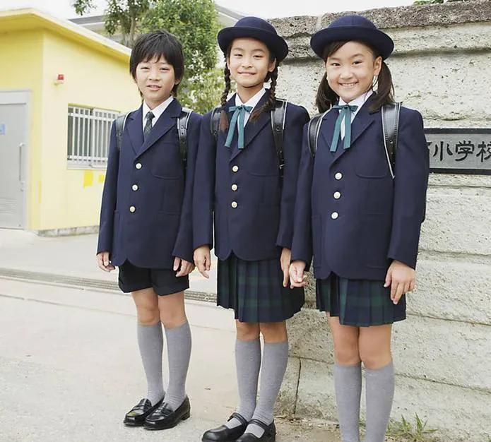 中小学以后不再强制穿校服这个事儿，反对的和赞同的分析分析其实都挺有道理的。
赞同