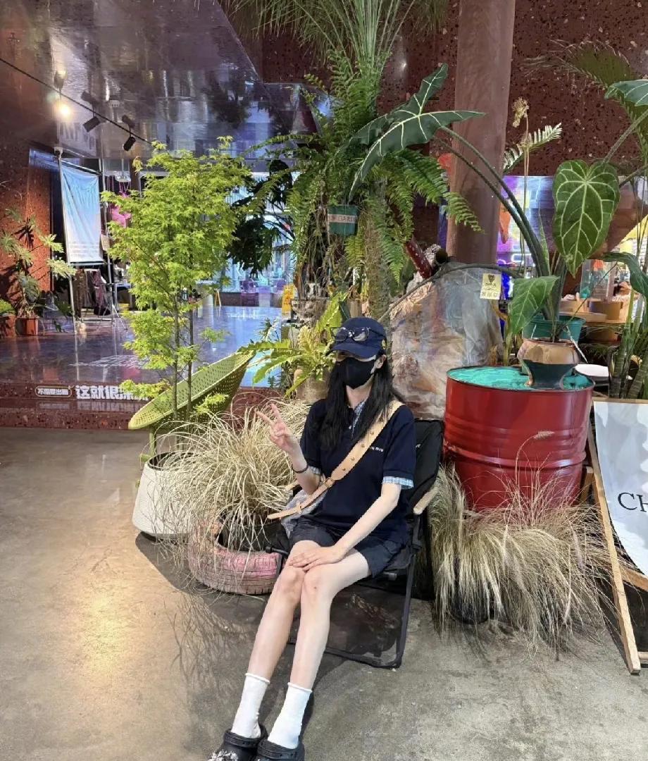 #白鹿花如月# #白鹿与两位帅哥聚餐# 管这么多干嘛  来预约我们临江仙