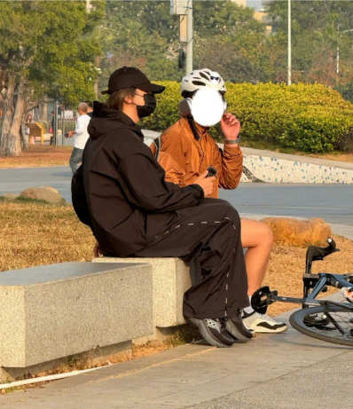 蔡徐坤给路人街采听新歌，真的羡慕了