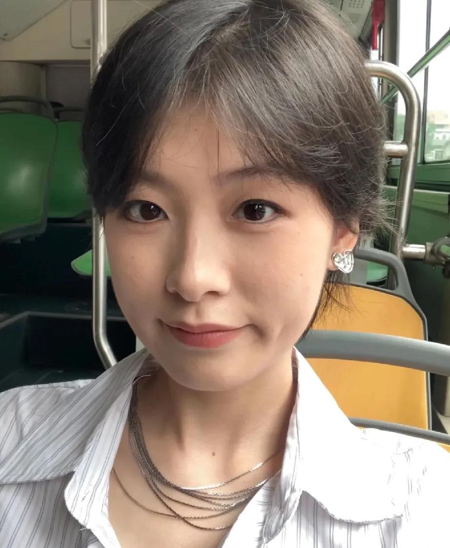 很丢人，25岁在东北的公交车上热泪盈眶
在去往齐齐哈尔火车站的公交车上，25岁莫