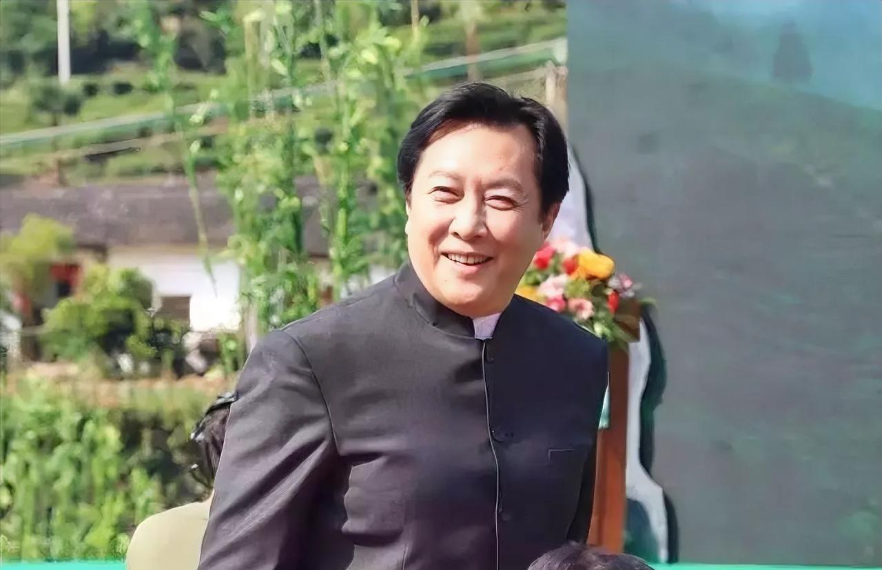 近日，江西狗牯脑茶宣布迎来重量级代言人——著名演员唐国强！作为演艺界的资深前辈，