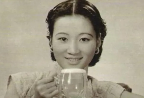 1936年，17岁女孩在父母的安排下嫁给54岁将军，出嫁前，女孩对父母大喊道：“