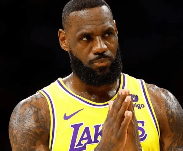 湖人伤病报告：詹姆斯出战成疑，斯马特缺席

12月07日讯 湖人更新官方社媒，公