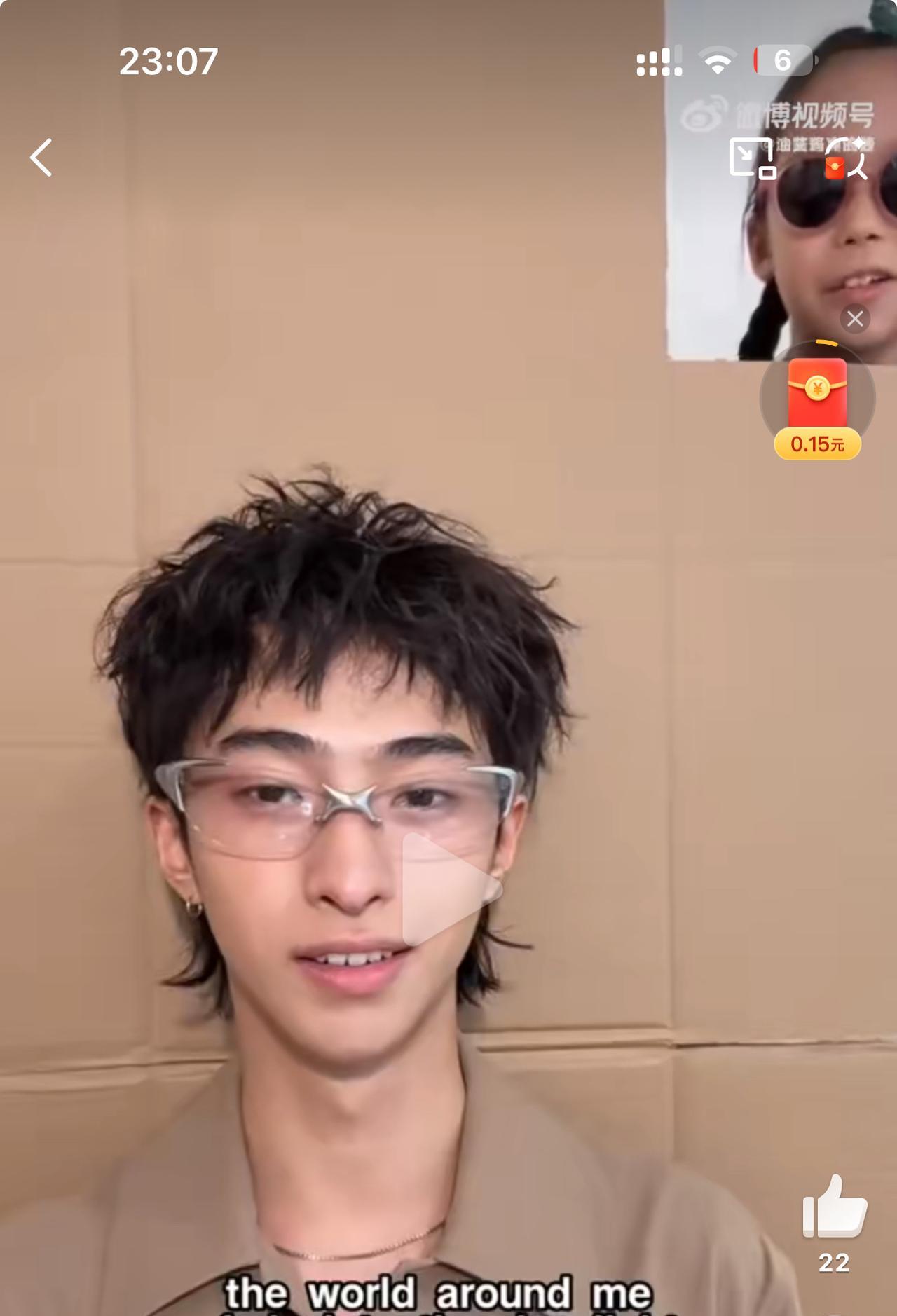 伊能静女儿米粒帮哥哥恩利宣传新歌，搞怪的两个小孩，第一眼都没看粗来那竟然是纸壳子
