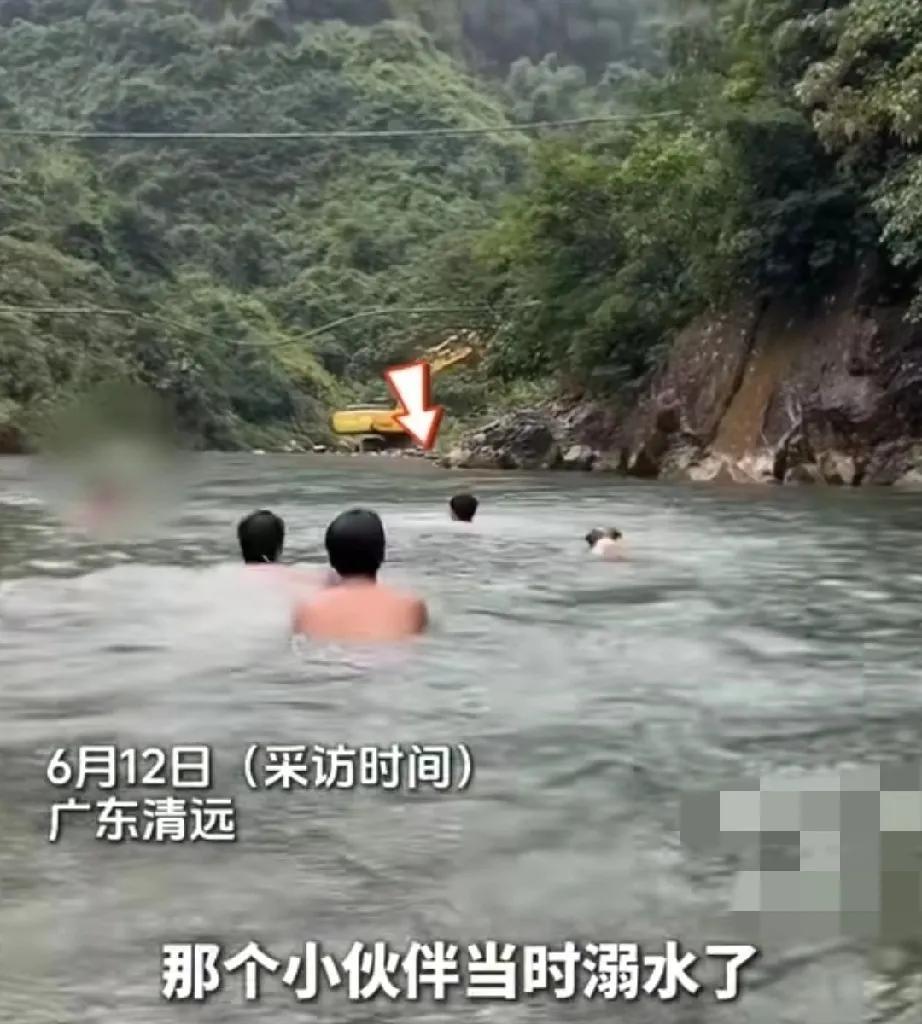 6月12日，广东清远。徐先生和他的女朋友带着7个月大的爱犬“金条”，一起到河边去