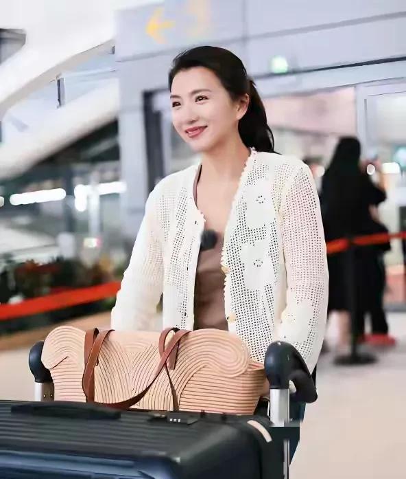 陈好真的老了，不再是“内娱第一美女”，这是自然规律。就像她在机场被拍的素颜照，眼