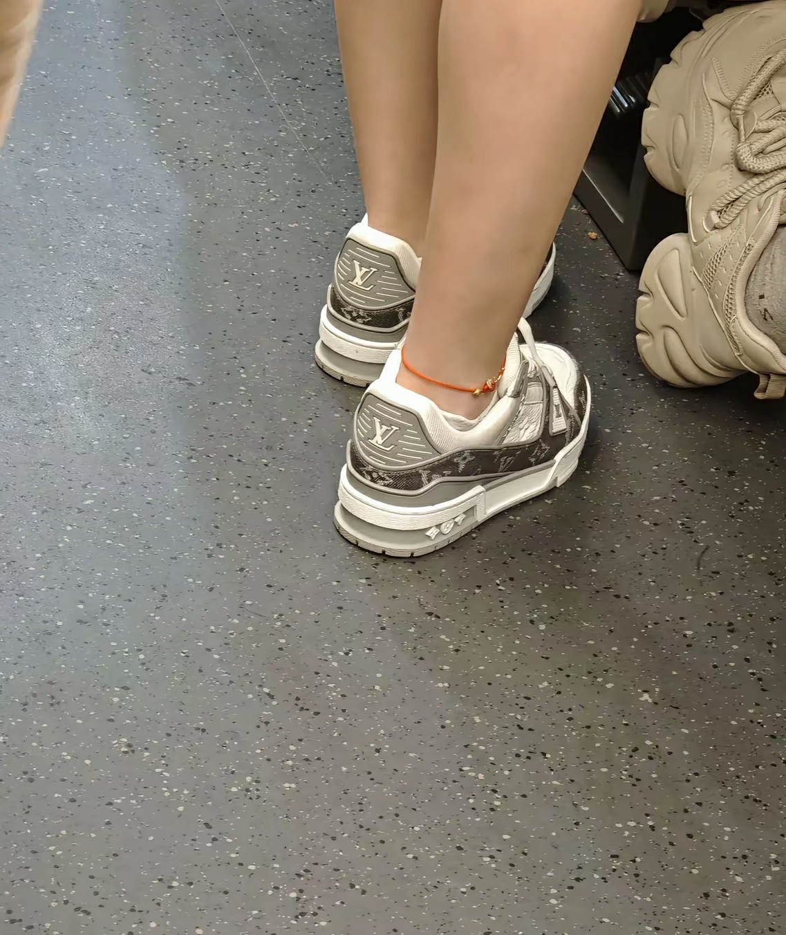 高铁上看到一个女生穿了这个，谁知道这个鞋多少钱
