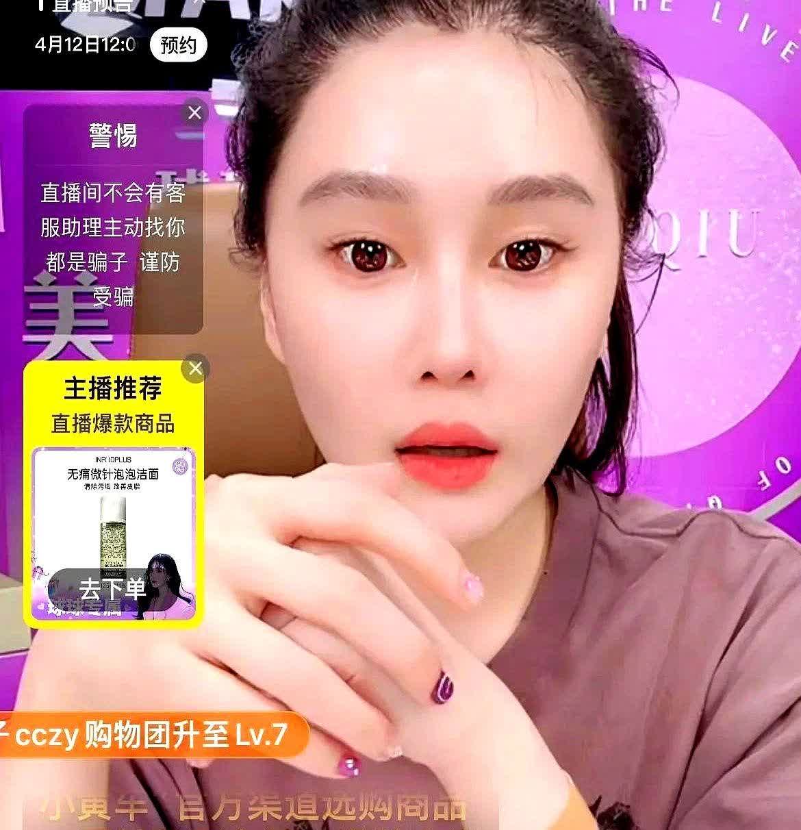 赵本山闺女球球前两天直播整了个大活儿！

她翻出手机里和老爸的合照，神神秘秘