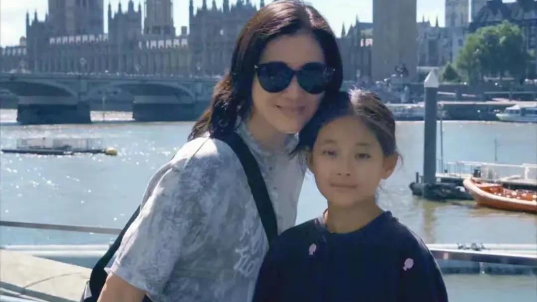梅婷带儿女出国旅游，大方晒照。女儿漂亮似妈，儿子帅气像爸