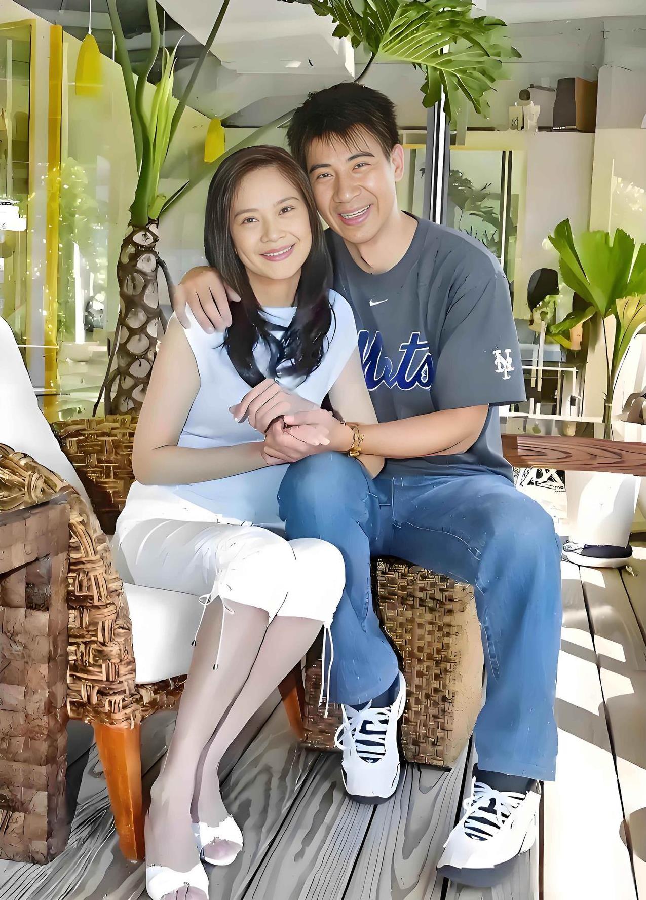 这一对恩爱的夫妻，你认识他们吗？第一眼看上去，他们的打扮很朴实，不刻意的修饰自己