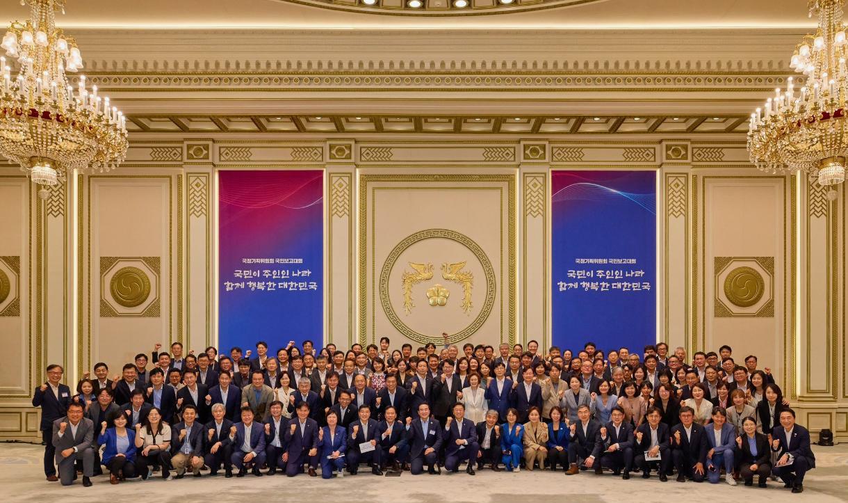 李在明近况照片：向国民群众报告复兴蓝图。提交了五年治国计划。
时间是8月13日。