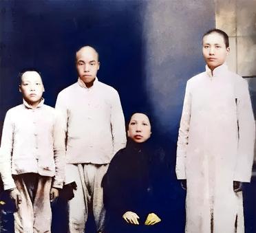 这张照片拍摄于1919年。26岁的毛主席与弟弟毛泽民、毛泽覃三兄弟侍立在母亲文七
