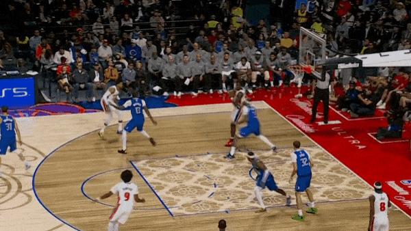 杜伦背身单打转身打进2+1，活塞打出一波14-2