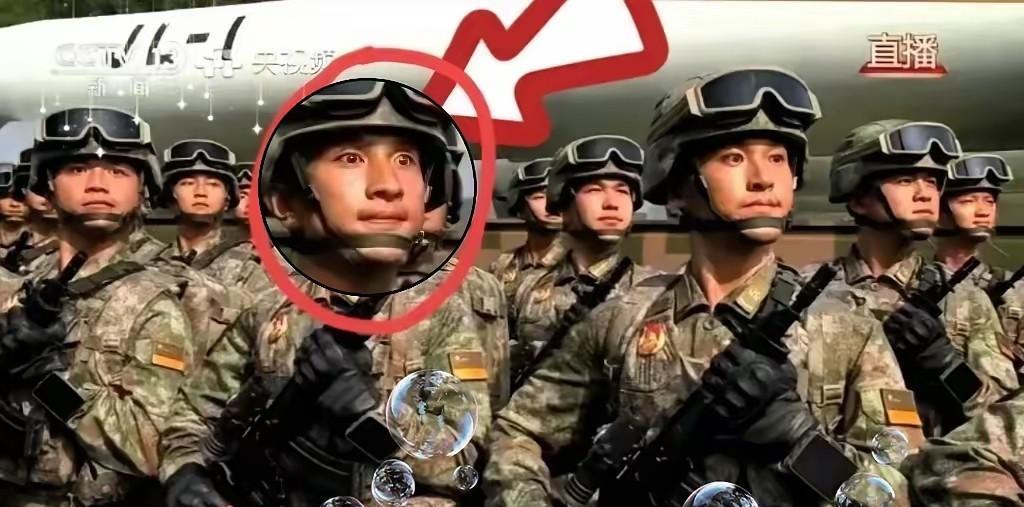 你看这阅兵战士，都瞪着眼走过去的！真厉害！
妻看完阅兵说。
我说，走得齐能训练出