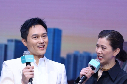 张智霖和老婆袁咏仪合影，两个人在台上甜蜜互动，都是50多岁的人了，还这么幽默可爱