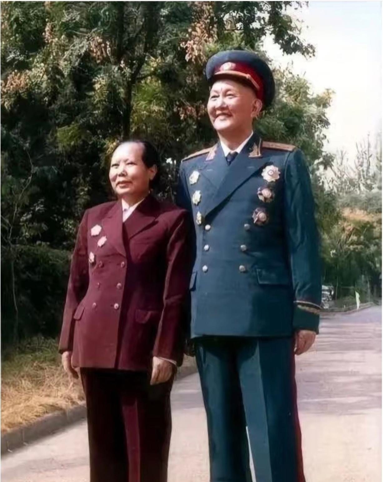 洪学智将军与夫人张文的合影，定格了一对革命伴侣的温情瞬间。1936年长征路上，张