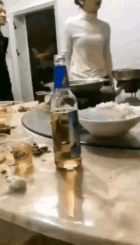 这样的媳妇还能与她过下去吗？
一家人在饭店里吃饭，可能与丈夫产生了一些矛盾，这媳