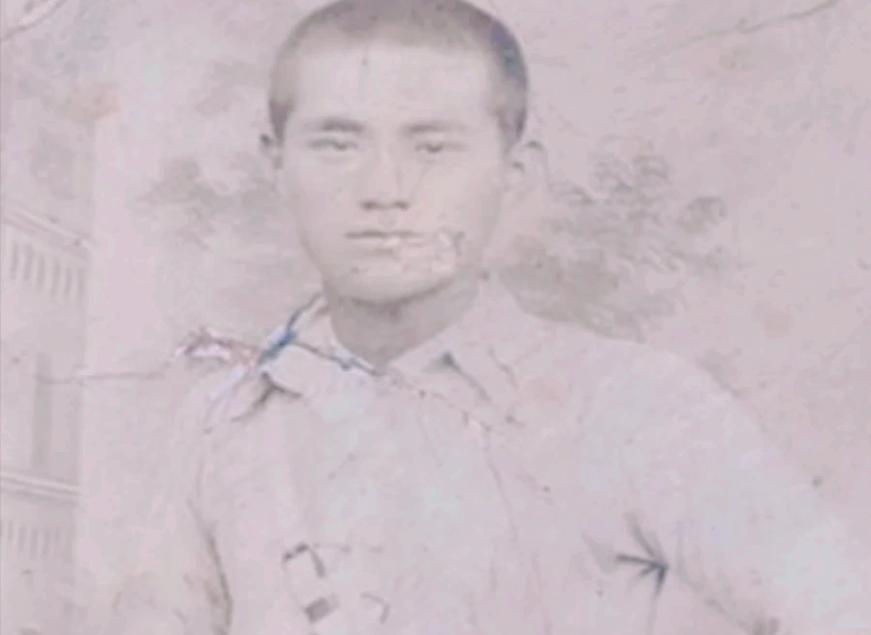 1943年深秋的白洋淀，燕秀峰裹紧破棉袄蹲在集市边，毡帽压住眉梢，腰间的青布带松