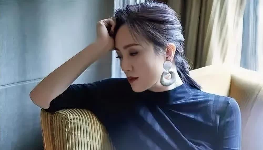 朱媛媛可以不必那么体面。辛柏青发文后，她们家里所有亲戚才知道她走了。
朱媛媛的