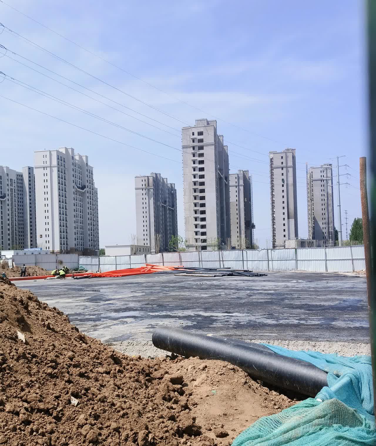 聊城的这条路6月25号开通？
聊城新一中南门通过的弘山路，紧锣密鼓地修建进行中
