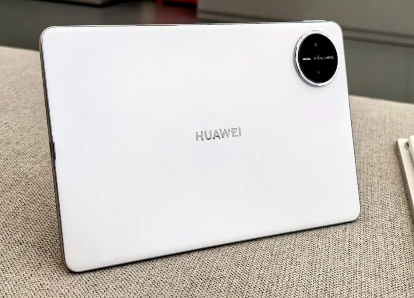 8.8英寸OLED、能插SIM、能打电话，华为把平板做成不能折的Pura X，直