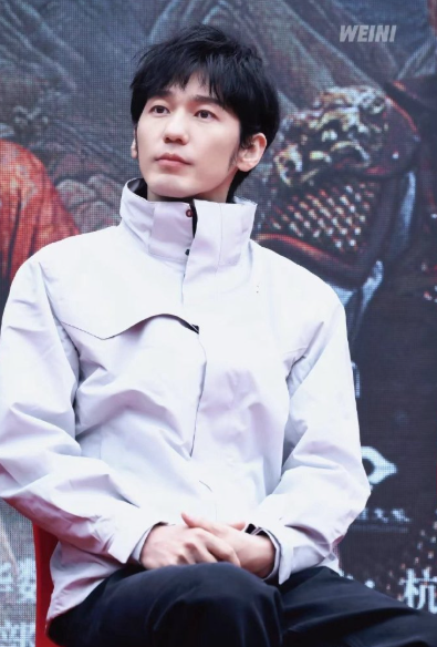 白宇发布会名场面预定！白色冲锋衣帅出新高度，脊背挺直一跪化身钱王祠兵马俑，表情认