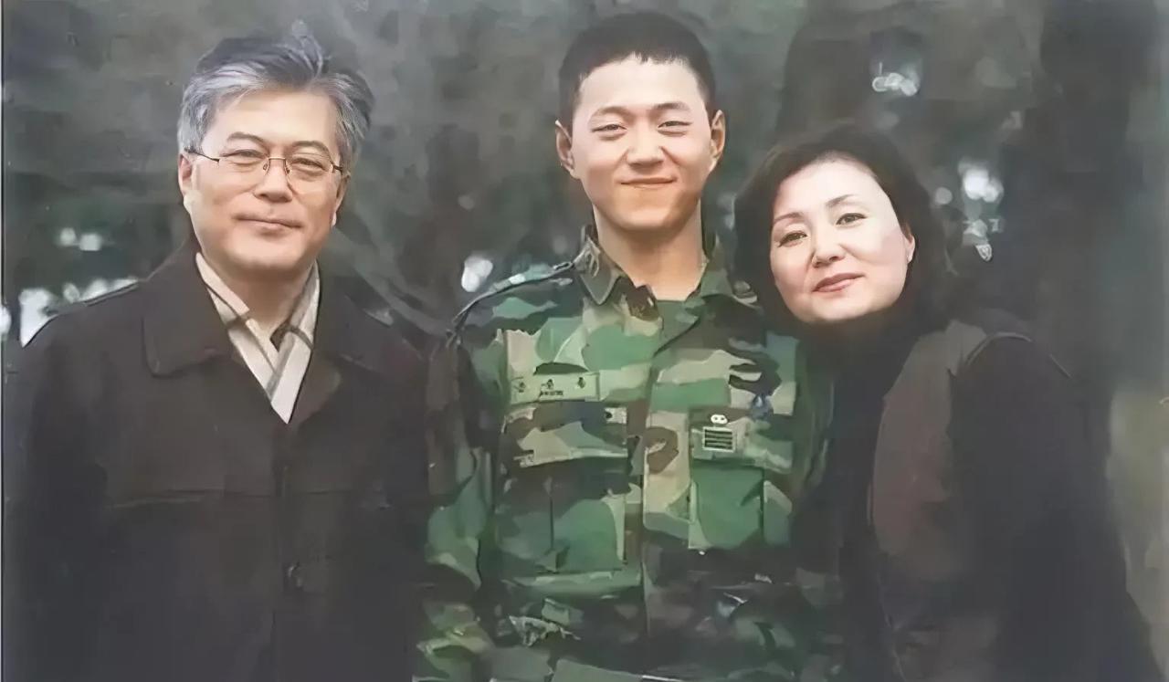 面相这个学问确实有点道理尤其对东方人，图片中的大男孩叫文俊勇右边的哭泣女人叫文多