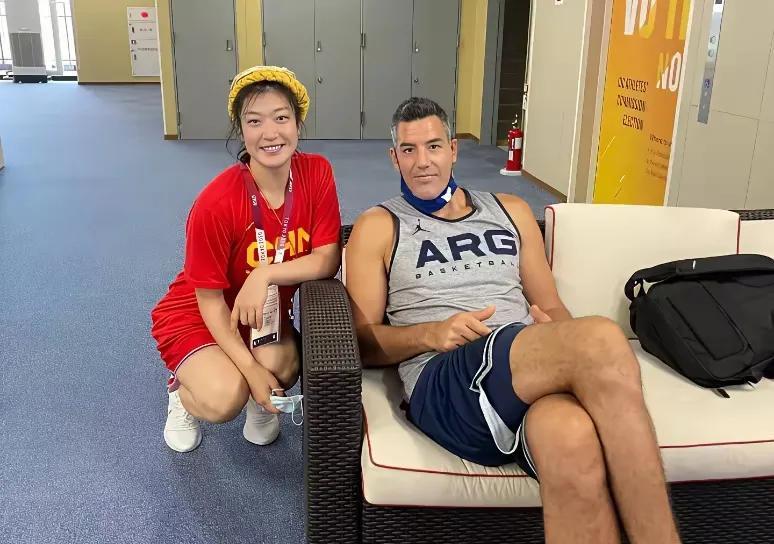 没有20年以上的NBA老球迷，肯定不认识和李梦合影的是谁？
【【大家好，我是朵朵