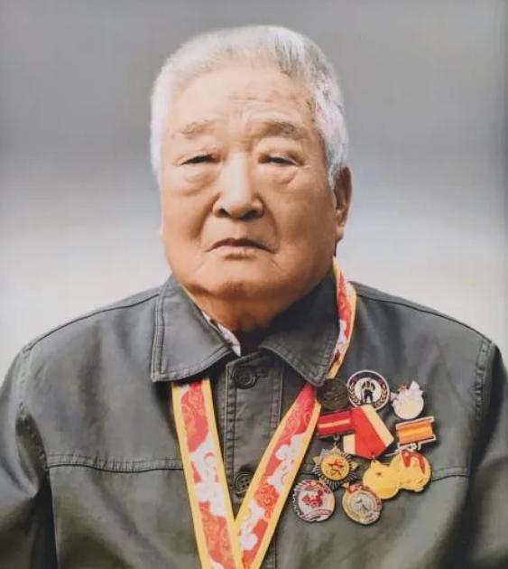 2024年，云南一96岁退休教师去世，学校翻找资料才发现，这个老教师居然获得过3
