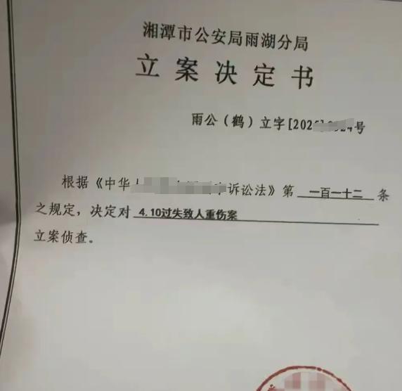 湖南湘潭，57岁的李河和邻居刘某是酒友，刘某从餐馆“拿”了瓶“白酒”送给李河。李
